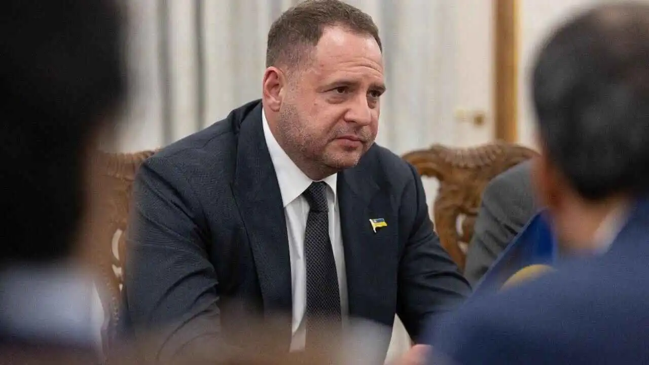 زلزال سياسي في كييف.. من يحكم أوكرانيا بعد إقالة "رجل الظل"؟