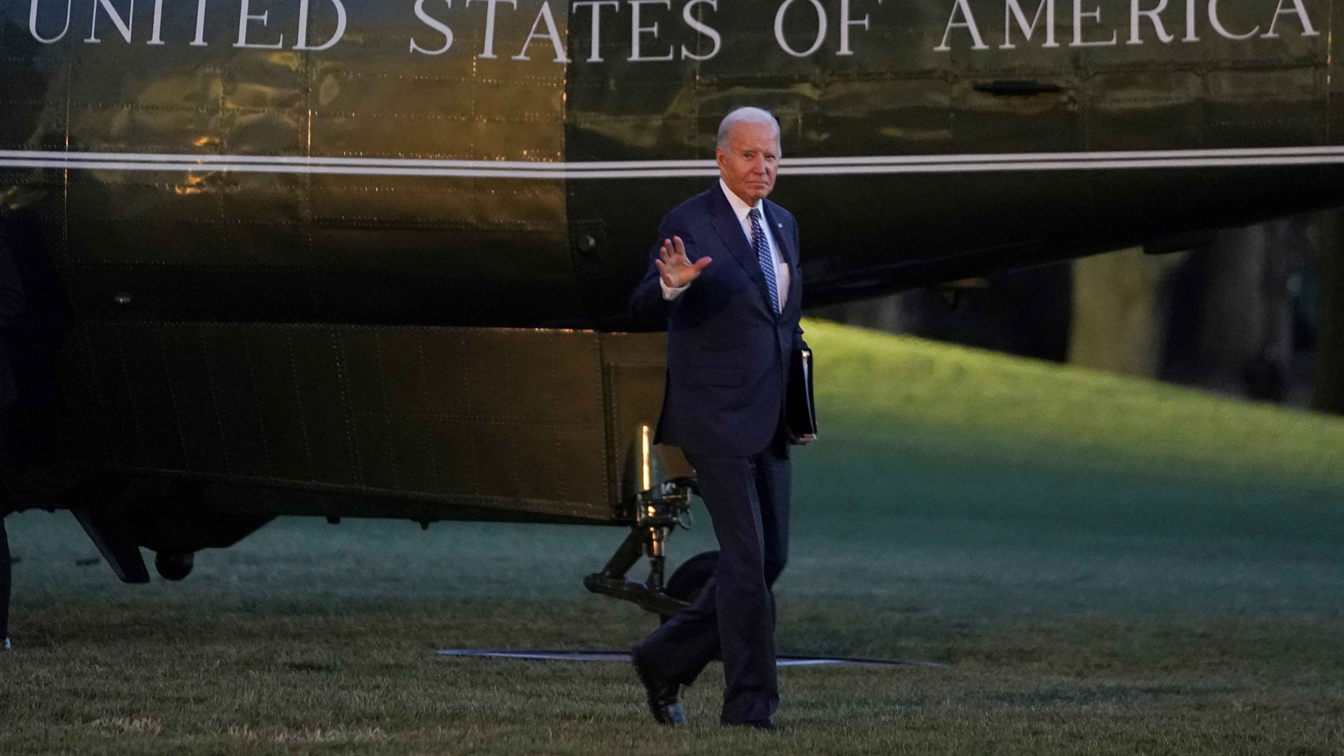 "سقطة جديدة".. بايدن يُحرج فتاة من أصول أفريقية (فيديو)