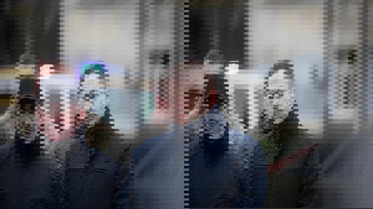 وزير الداخلية الأوكراني يحتمي من قذائف خلال تفقده الجبهة