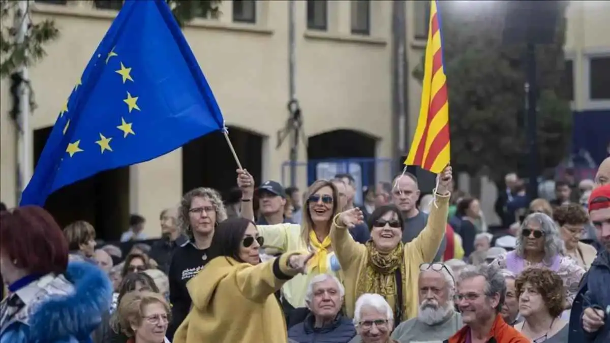 "الاستقلال المؤجل".. "معًا من أجل كاتالونيا" يعمق أزمة الحكومة الإسبانية