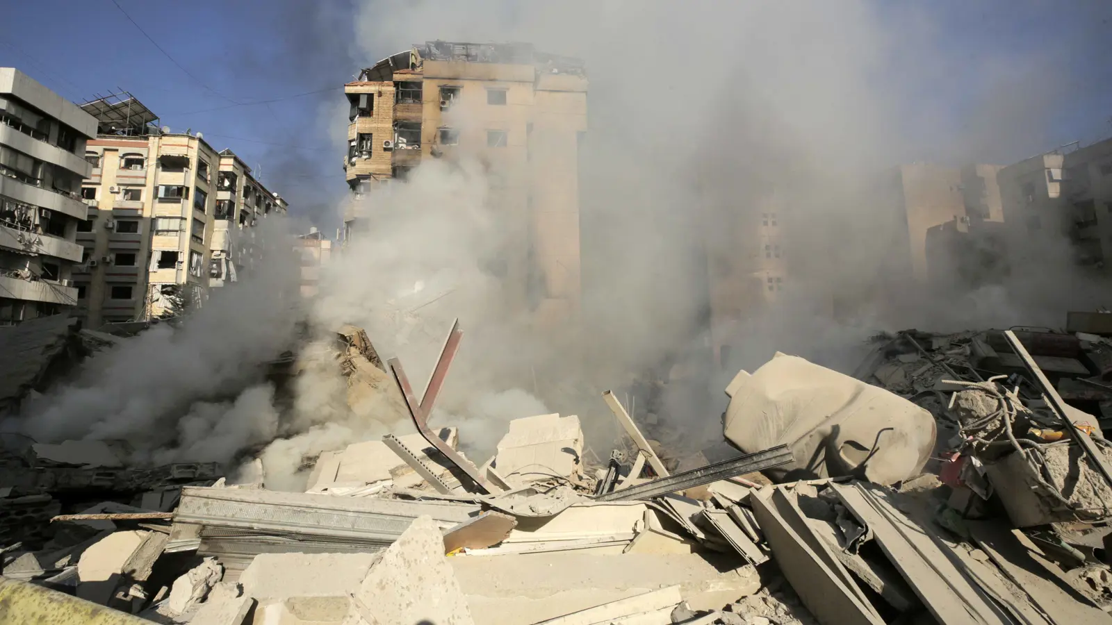 ضاحية بيروت الجنوبية "تئن" تحت وطأة الغارات الإسرائيلية (فيديو)