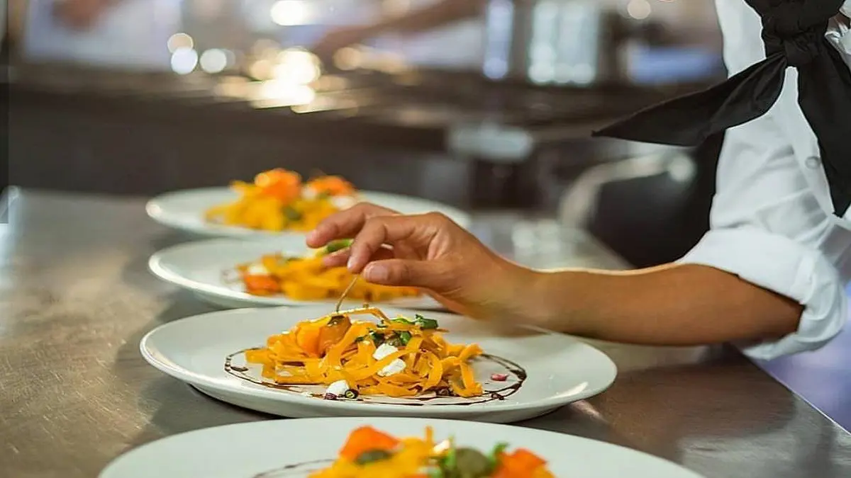 إصابة "شيف" بكورونا تحرم  300 أردني من مغادرة فندق مخصص للحجر