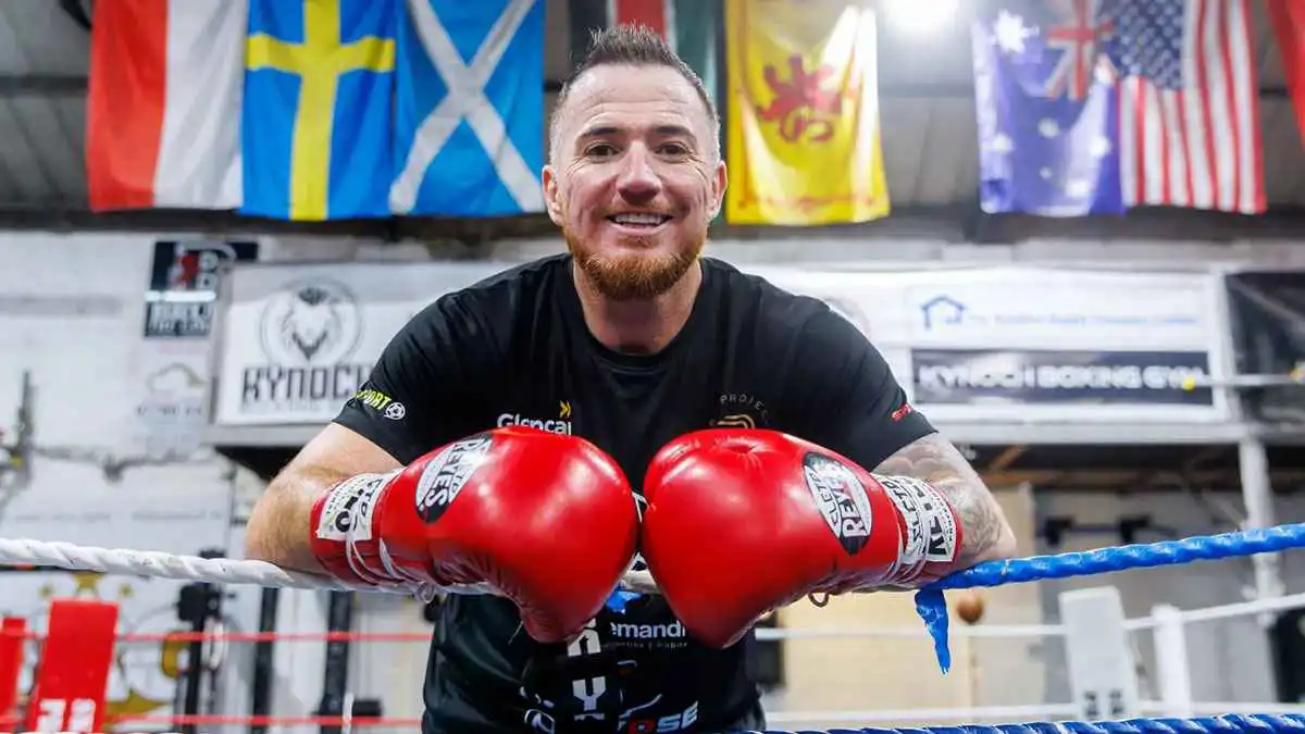 نجم فولهام السابق يتلقى هزيمة قاسية في نزاله الأول بعالم الملاكمة (فيديو)