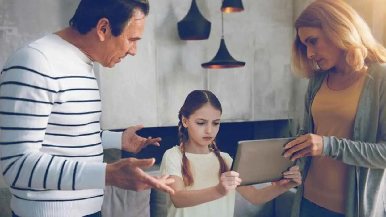 للآباء.. احذروا تأثير مواقع التواصل على طريقة تربيتكم لأطفالكم