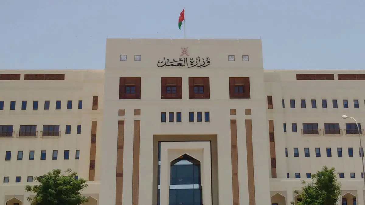 سلطنة عُمان.. تفاعل واسع مع قرار منع المقيمين من مزاولة بعض المهن