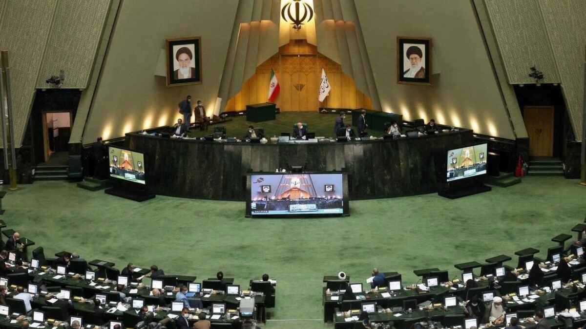وسط تصاعد الاحتجاجات.. البرلمان الإيراني يناقش التحديات الاقتصادية (فيديو)
