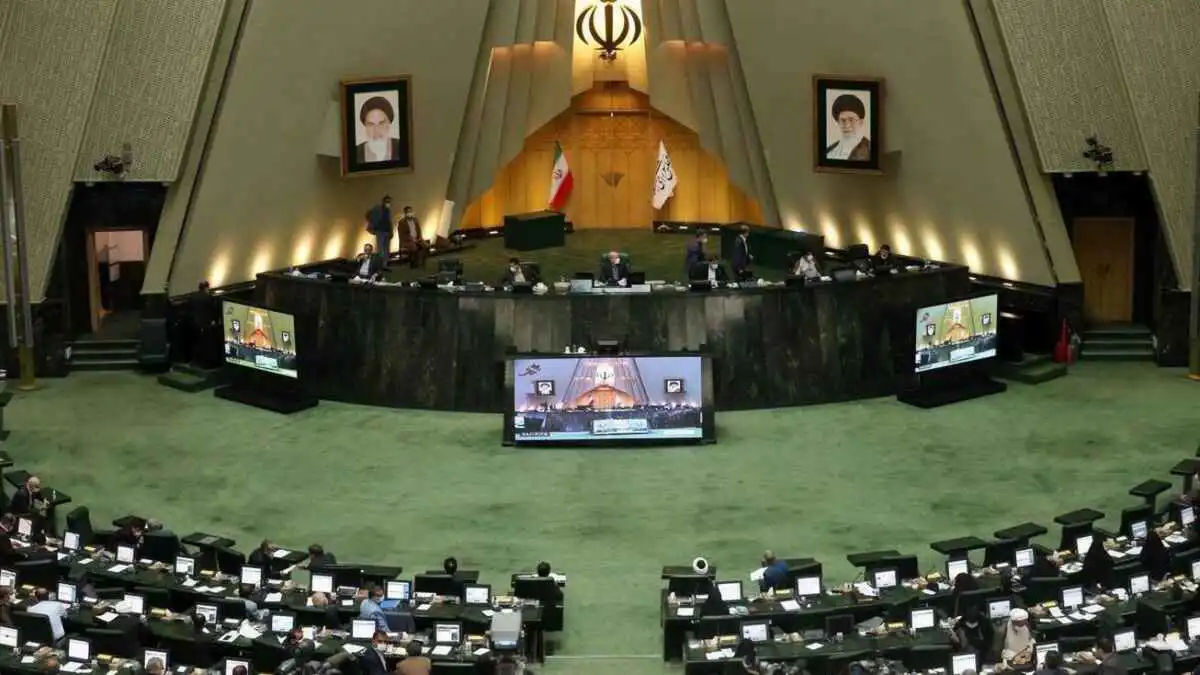 وسط تصاعد الاحتجاجات.. البرلمان الإيراني يناقش التحديات الاقتصادية (فيديو)