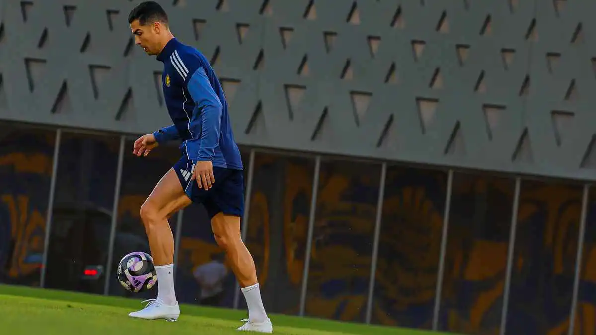 أثار جدلا.. ما علاقة حذاء كريستيانو رونالدو "الأبيض الغامض" بكأس العالم؟ (صور)