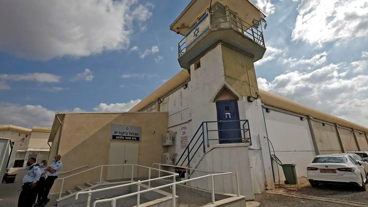 حارسة سجن إسرائيلية تدعي اغتصابها من أسير فلسطيني بالتعاون مع ضباط مخابرات