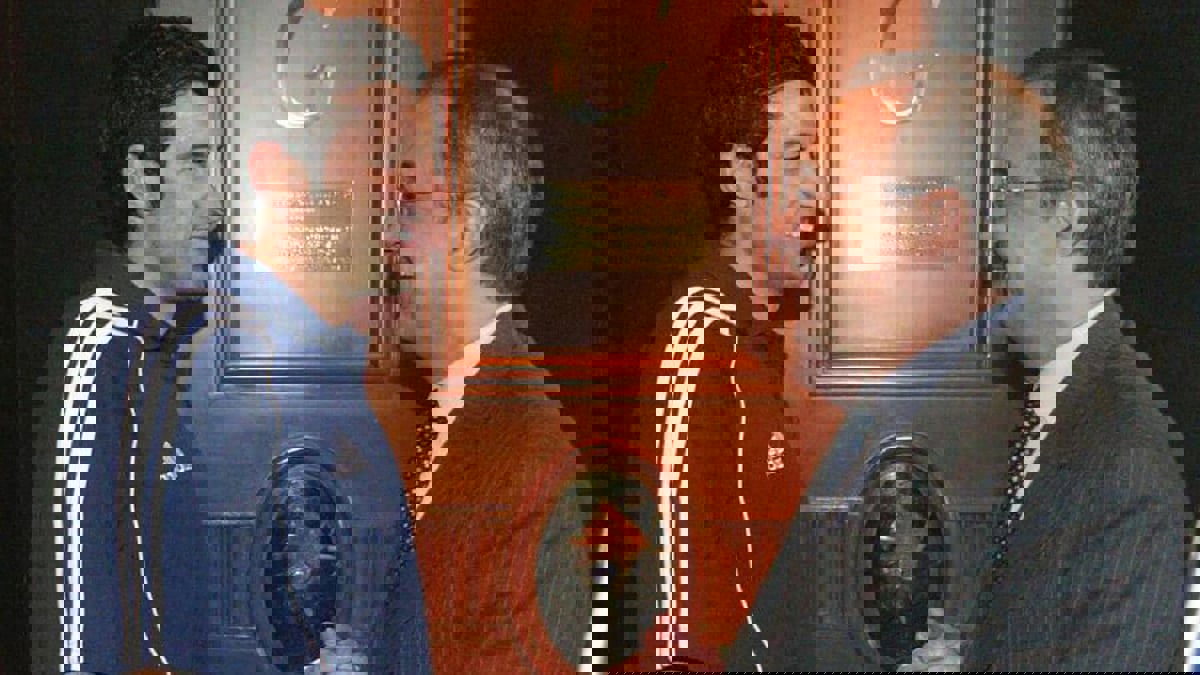 فلورنتينو بيريز يعتذر للويس فيغو على شتمه في التسريبات الصوتية