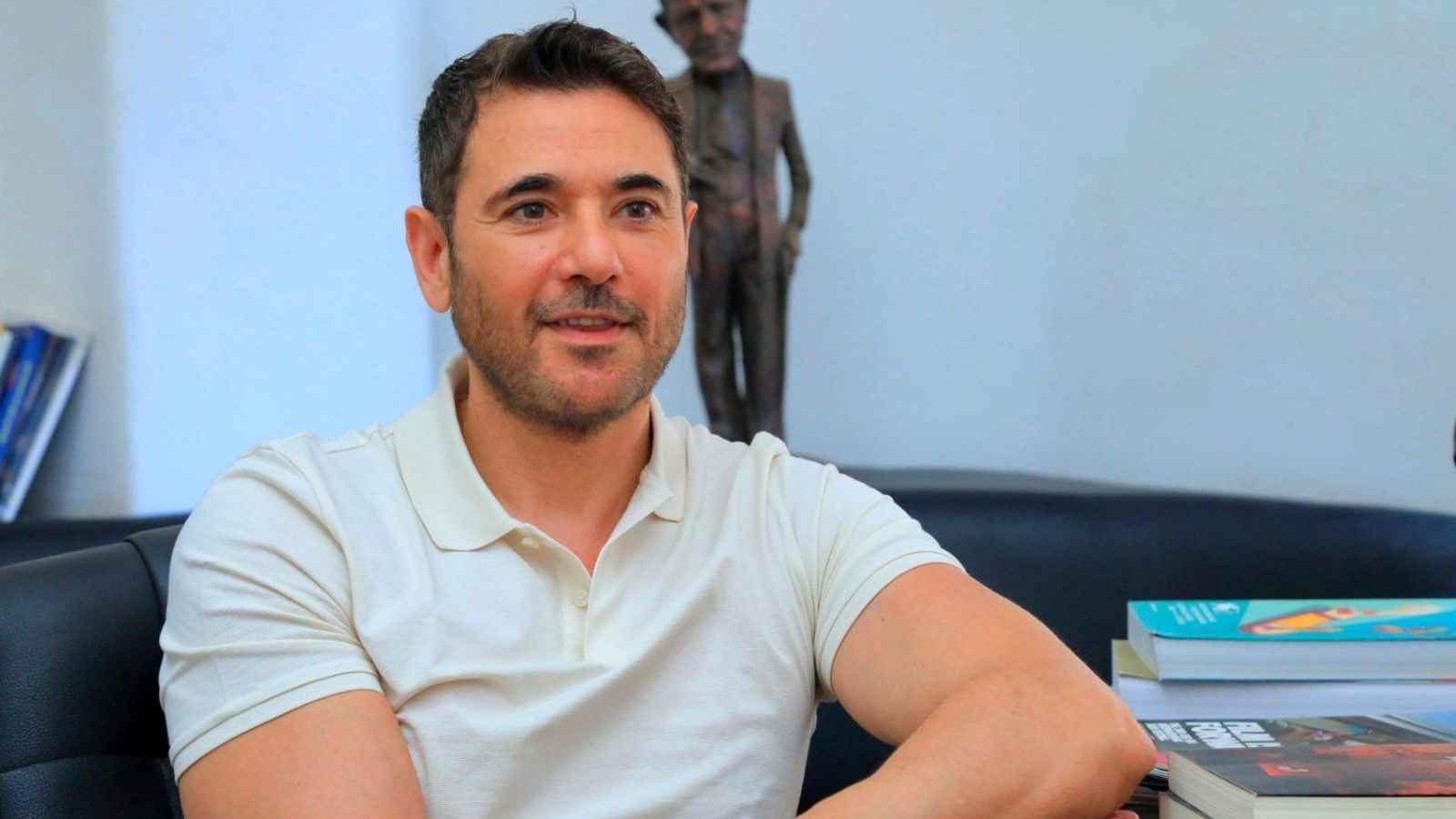 أحمد عز يفاجئ جمهوره بهذا الإعلان الترويجي (فيديو)