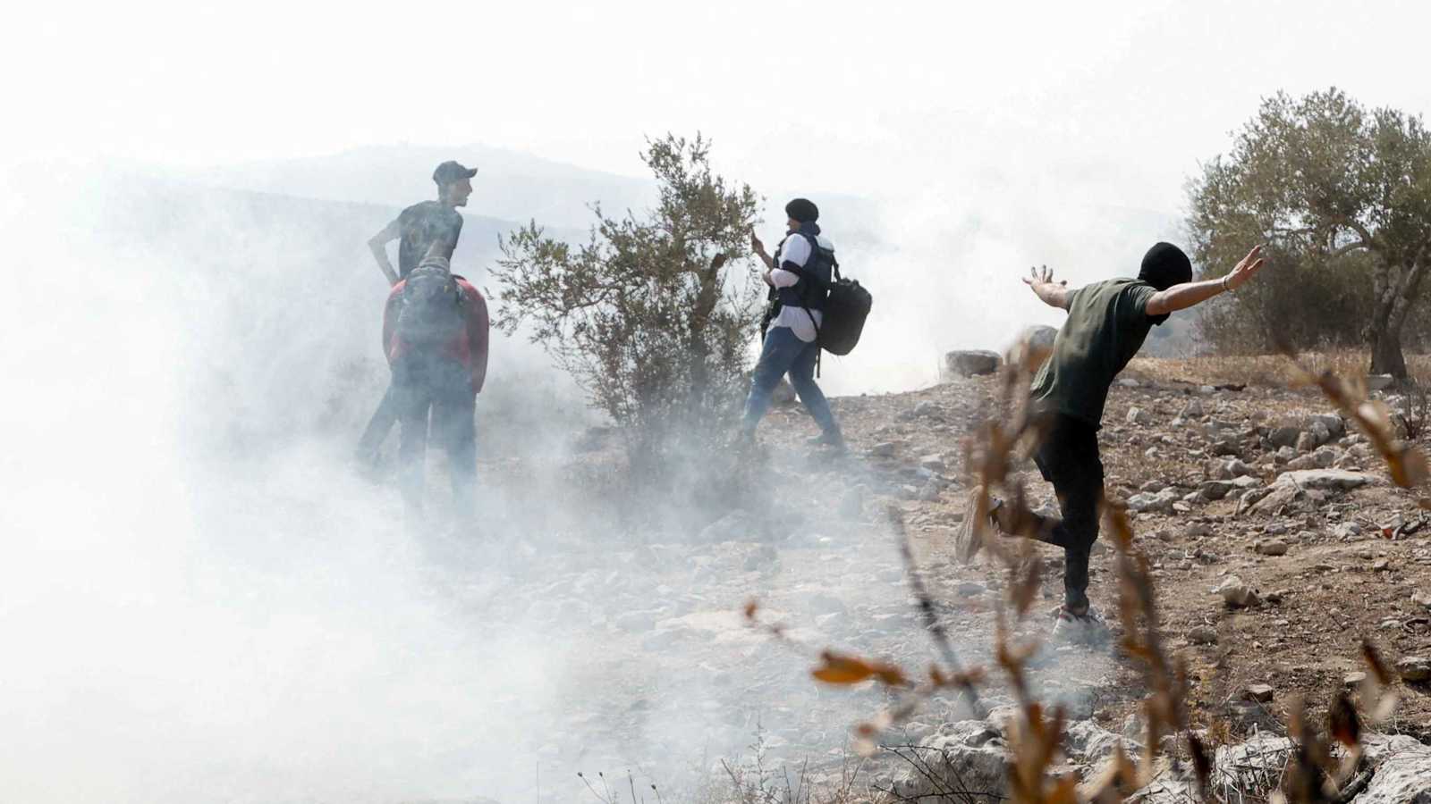 اقتحامات إسرائيلية واعتداءات على فلسطينيين في الضفة الغربية (فيديو)