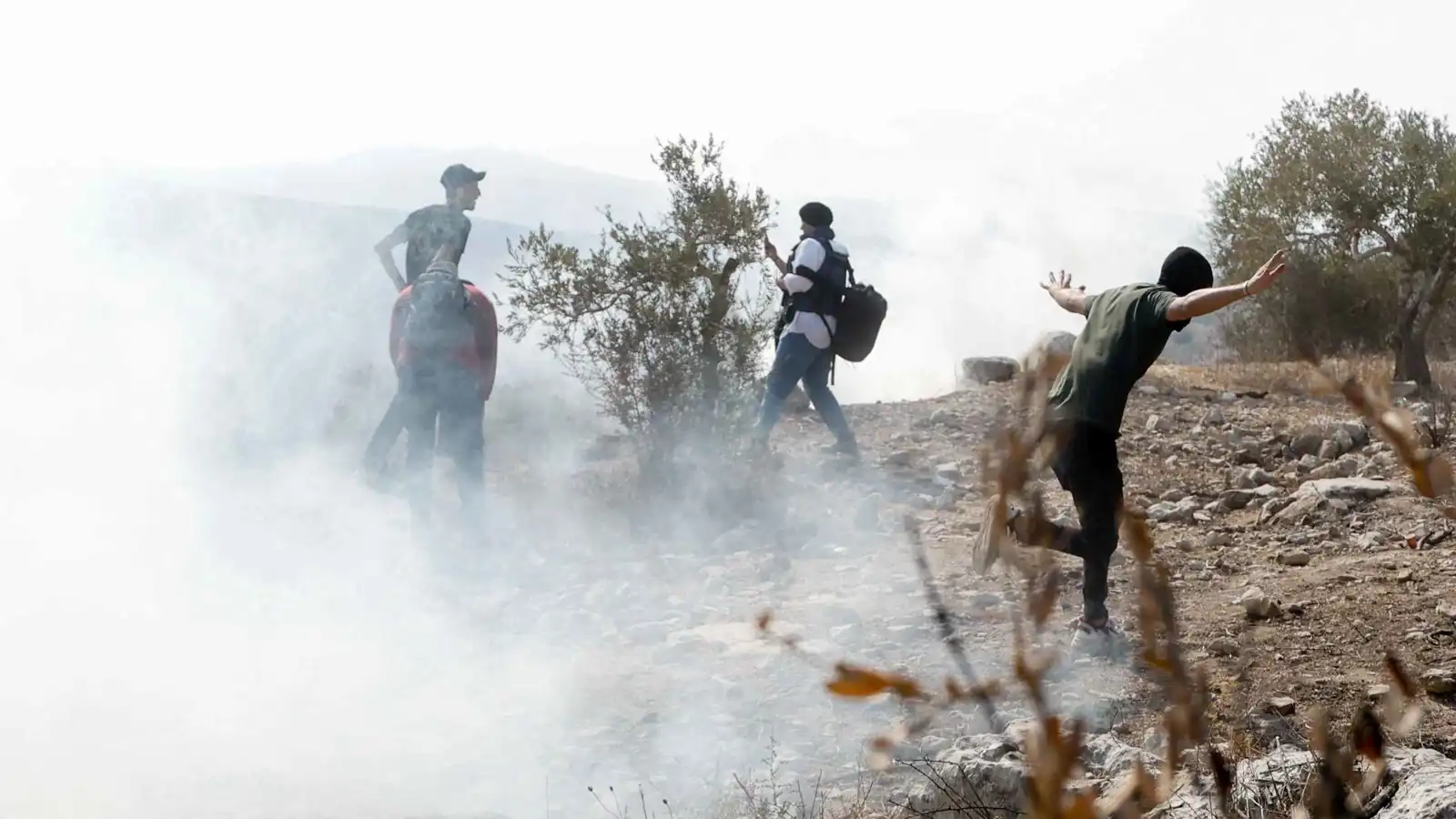 اقتحامات إسرائيلية واعتداءات على فلسطينيين في الضفة الغربية (فيديو)