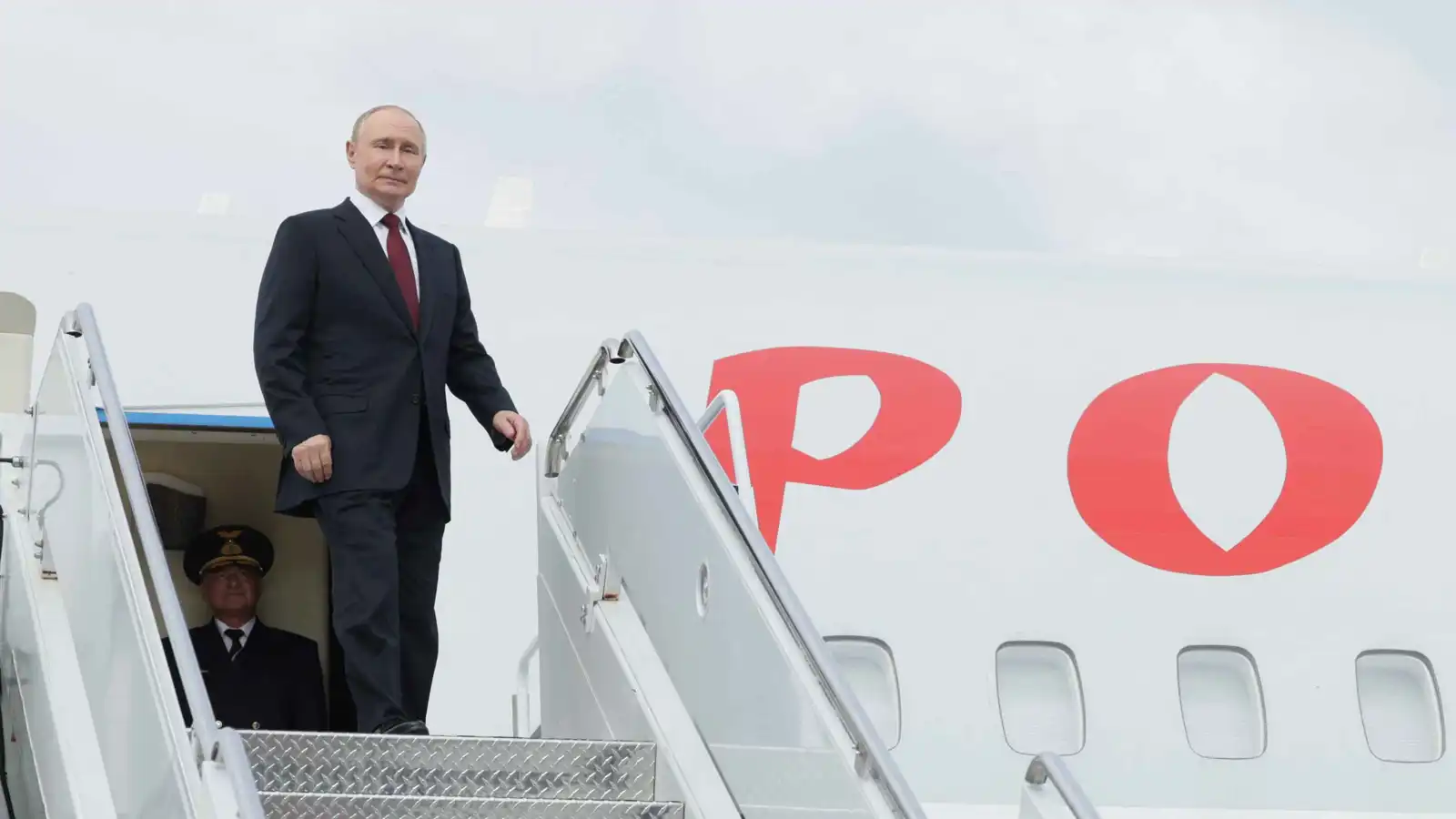 مقاتلات أمريكية ترافق طائرة بوتين خلال عودته من ألاسكا (فيديو)