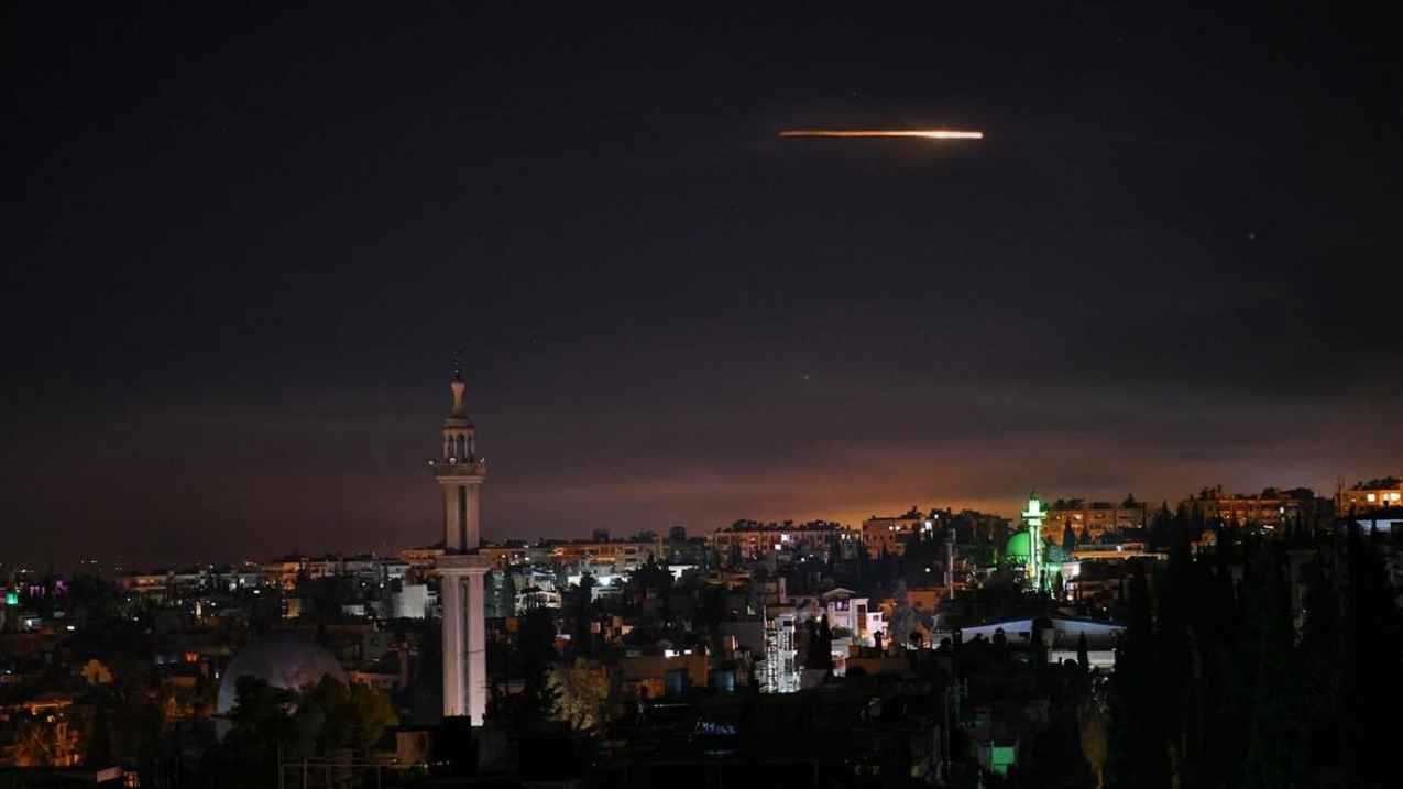 انفجارات تهز سماء دمشق بالتزامن مع غارات إسرائيلية على حمص واللاذقية (فيديو)