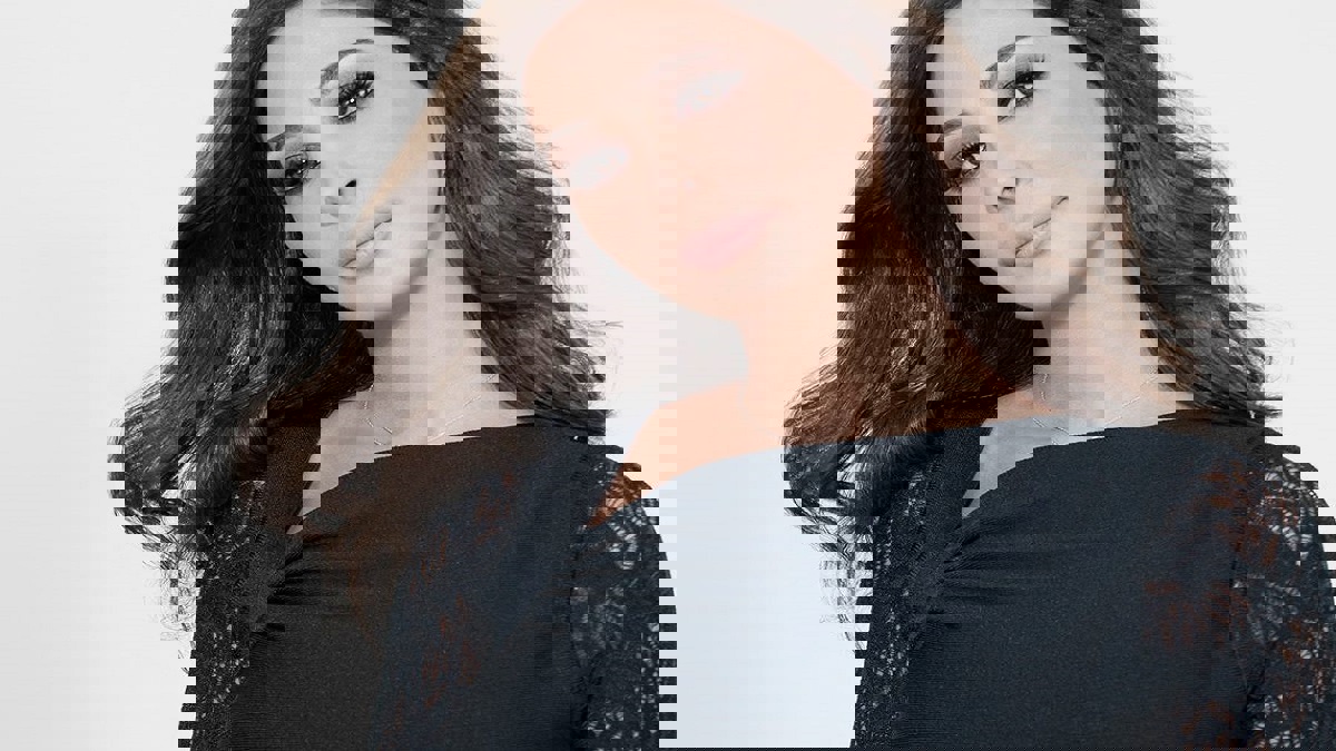 إليسا تثير الجدل بظهور مثير مع بطل كليبها الجديد على السرير (صور)