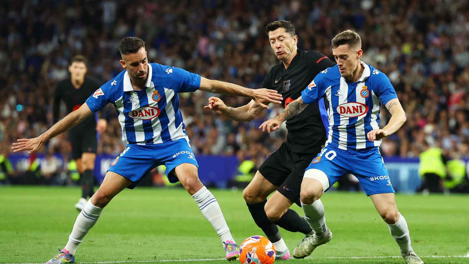 حادث دهس مروع قبل مباراة اسبانيول وبرشلونة (فيديو)