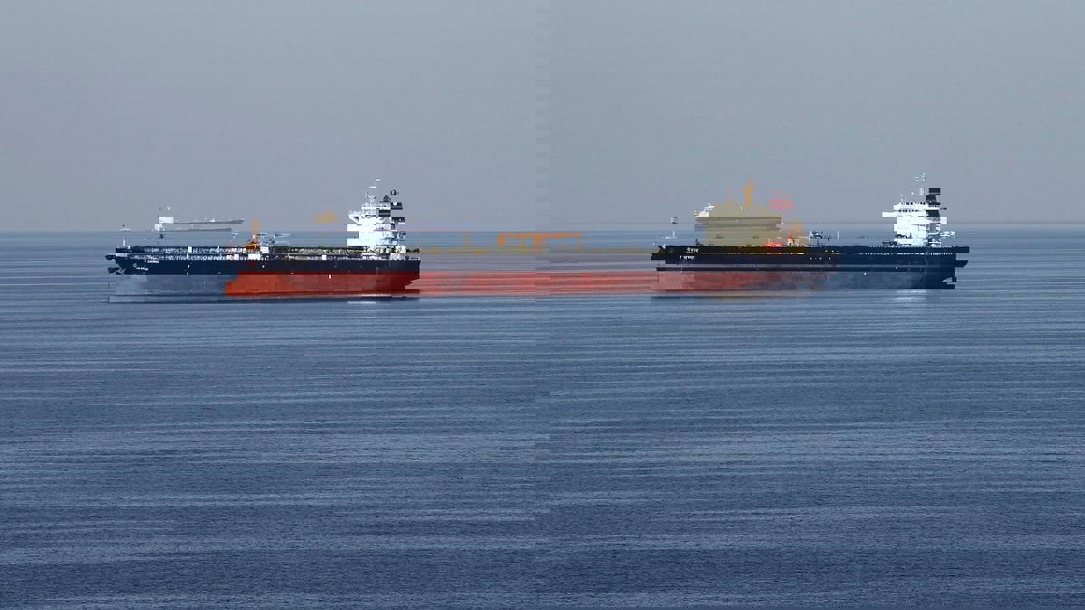 طبيعة الأضرار التي أصابت ناقلتي النفط في خليج عمان (صور)