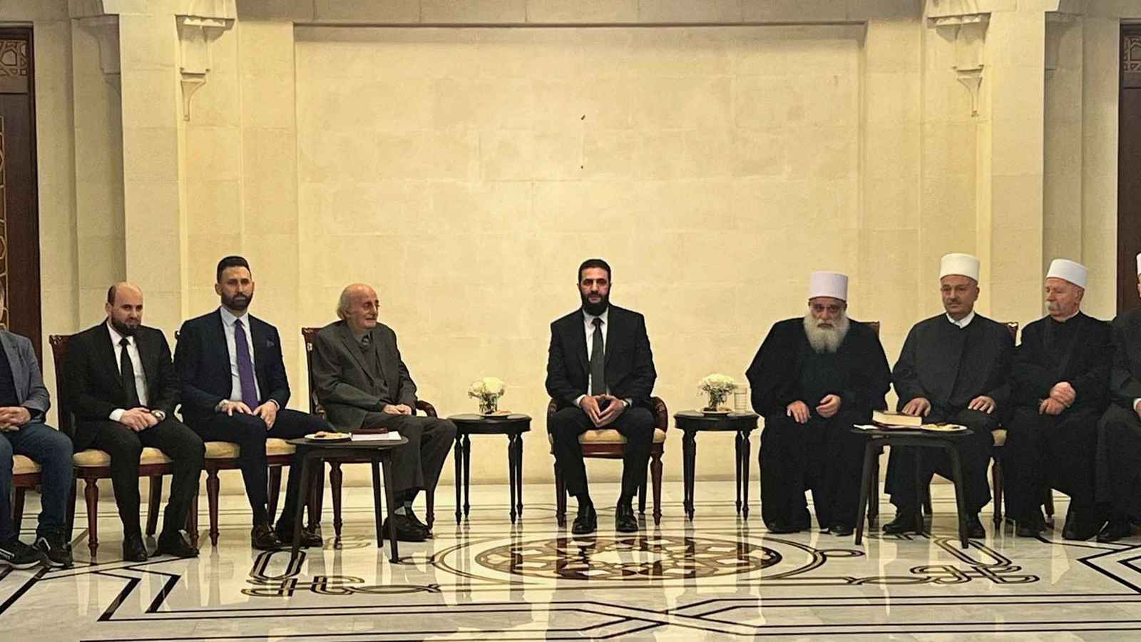 "تاريخي".. لقاء الجولاني وجنبلاط يضع أسس علاقات لبنانية سورية جديدة