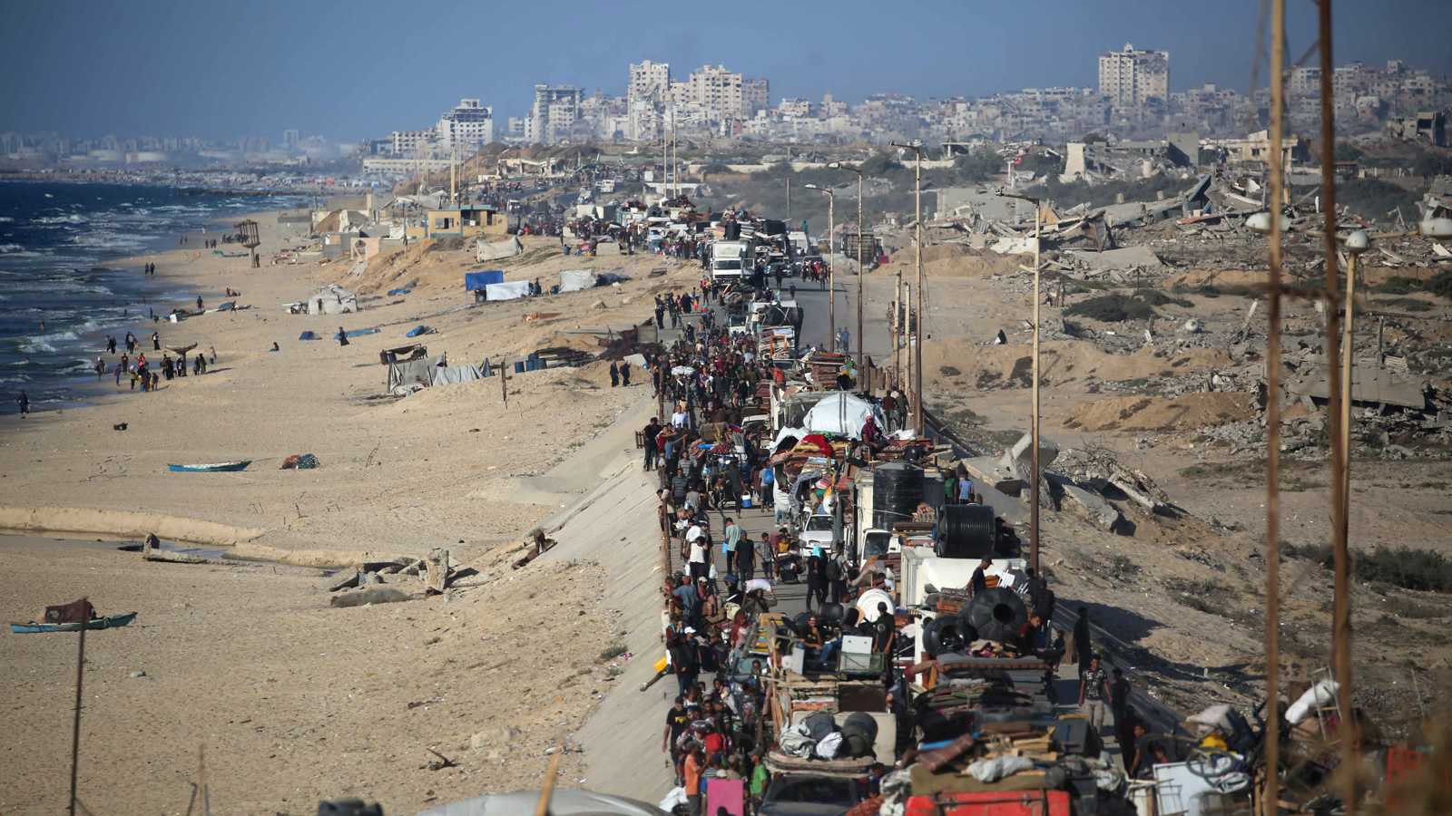 مسيّرات إسرائيلية تلقي مناشير تحذيرية بالإخلاء على حي الرمال في غزة