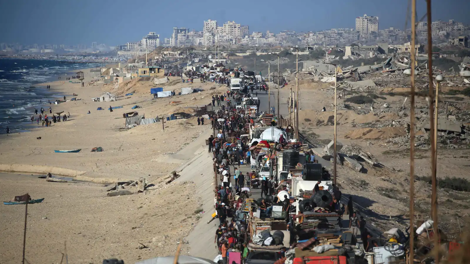 مسيّرات إسرائيلية تلقي مناشير تحذيرية بالإخلاء على حي الرمال في غزة