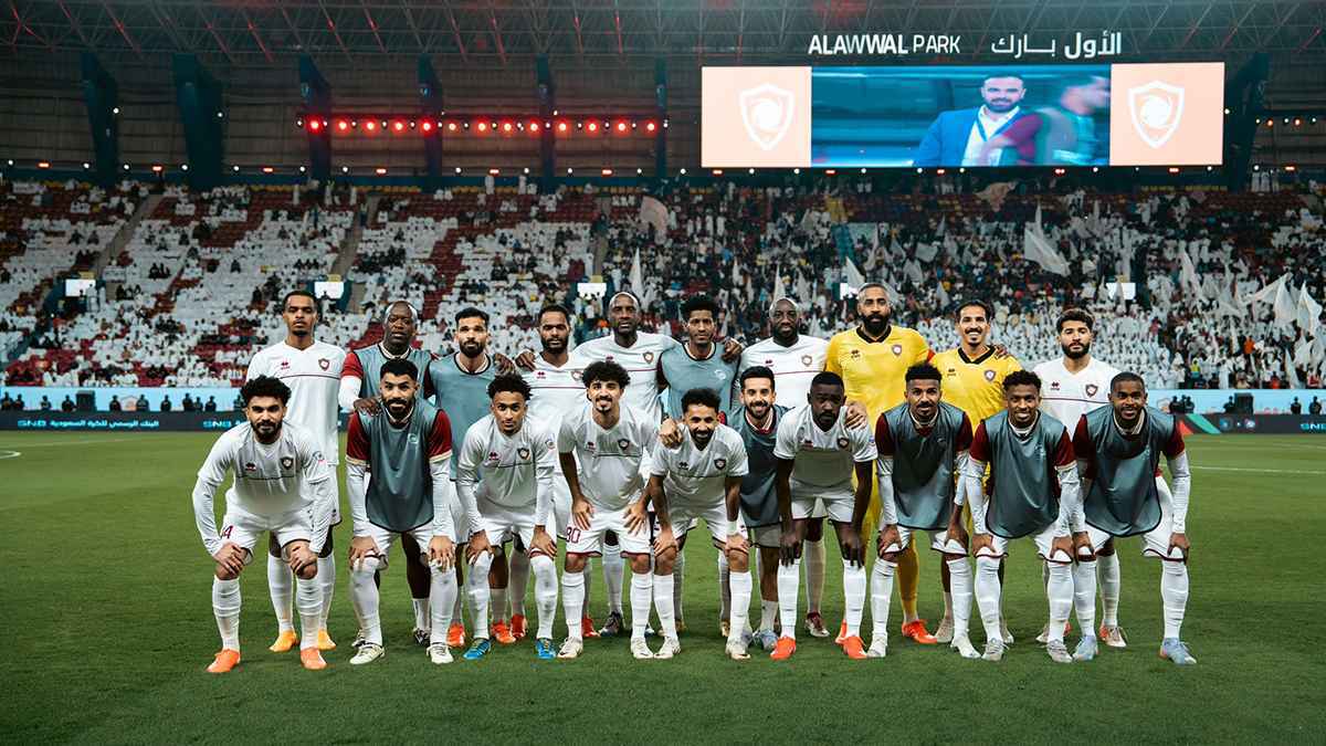 غرس العلم في معقل النصر.. وليد عبد الله يقلد علي البليهي (فيديو)