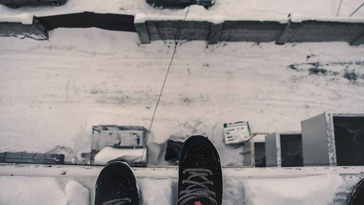 بعد فشل الشرطة.. رجل أعمال يقنع عاملاً بالعدول عن الانتحار (فيديو)