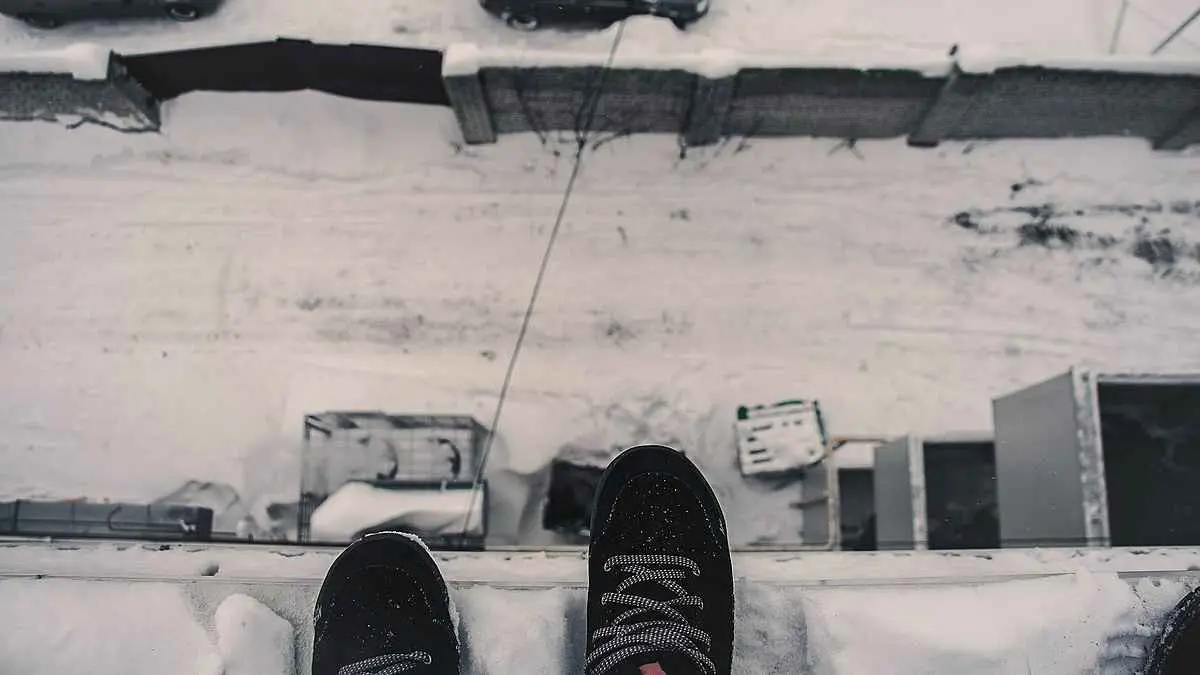 بعد فشل الشرطة.. رجل أعمال يقنع عاملاً بالعدول عن الانتحار (فيديو)