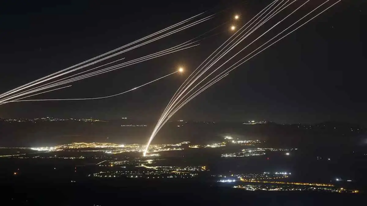 دون صفارات إنذار.. انفجارات ضخمة تهز شمالي إسرائيل