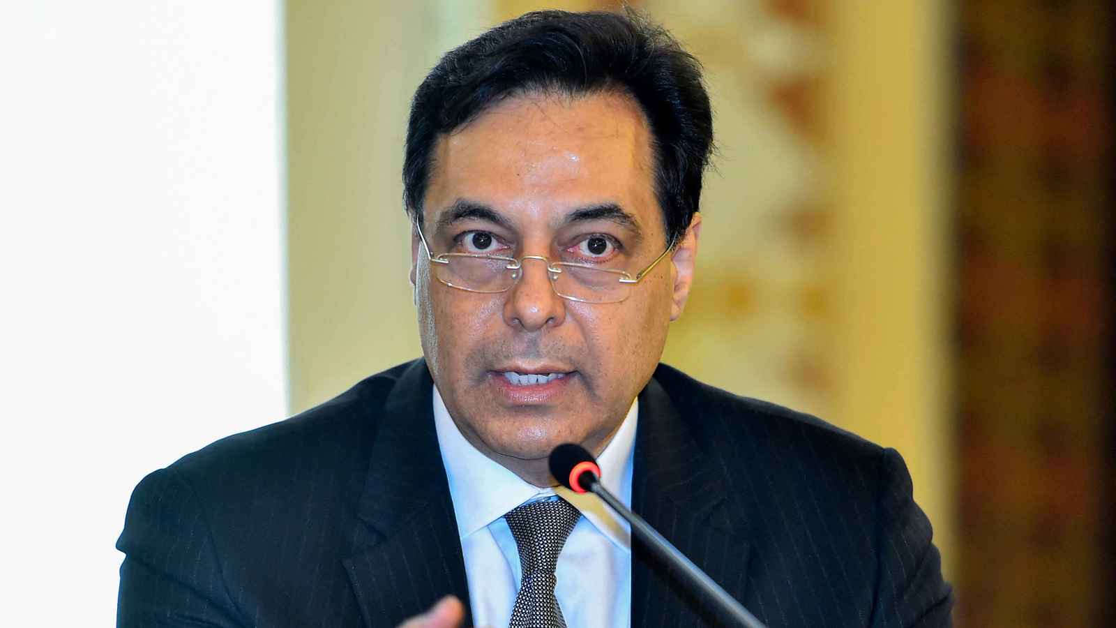 القضاء اللبناني يبدأ باستجواب حسان دياب في انفجار مرفأ بيروت