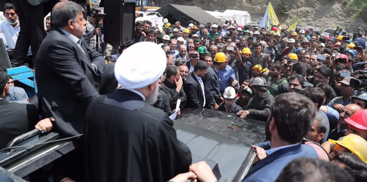 فيديو وصور.. مؤيدو روحاني يحرقون مقرات منافسه المتشدد إبراهيم رئيسي