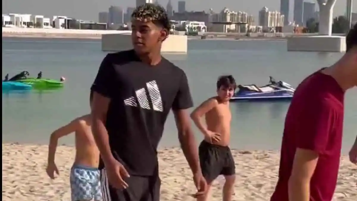 طلب اللعب معهم.. لامين يامال يفاجئ الأطفال على شواطئ دبي (فيديو)