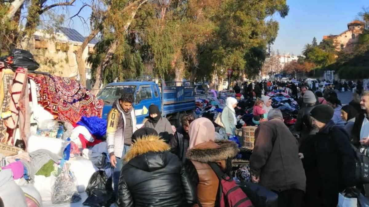 شوارع دمشق.. بسطات للبضاعة التركية و"البالة" والصرّافين