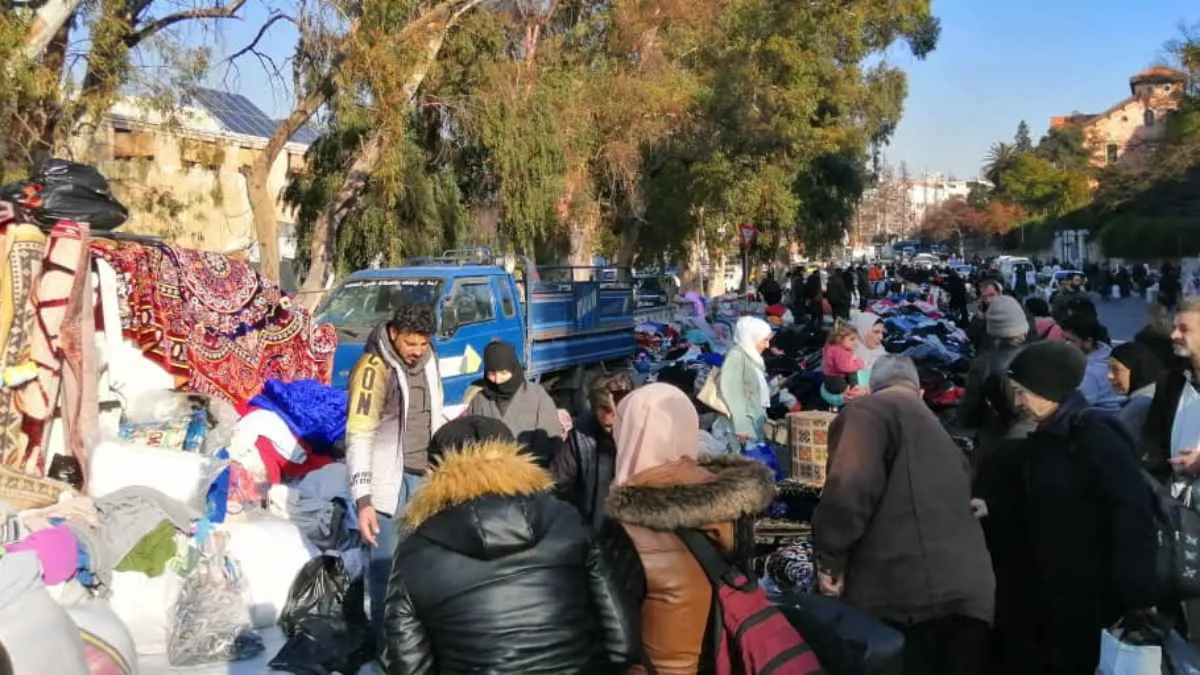 شوارع دمشق.. بسطات للبضاعة التركية و"البالة" والصرّافين
