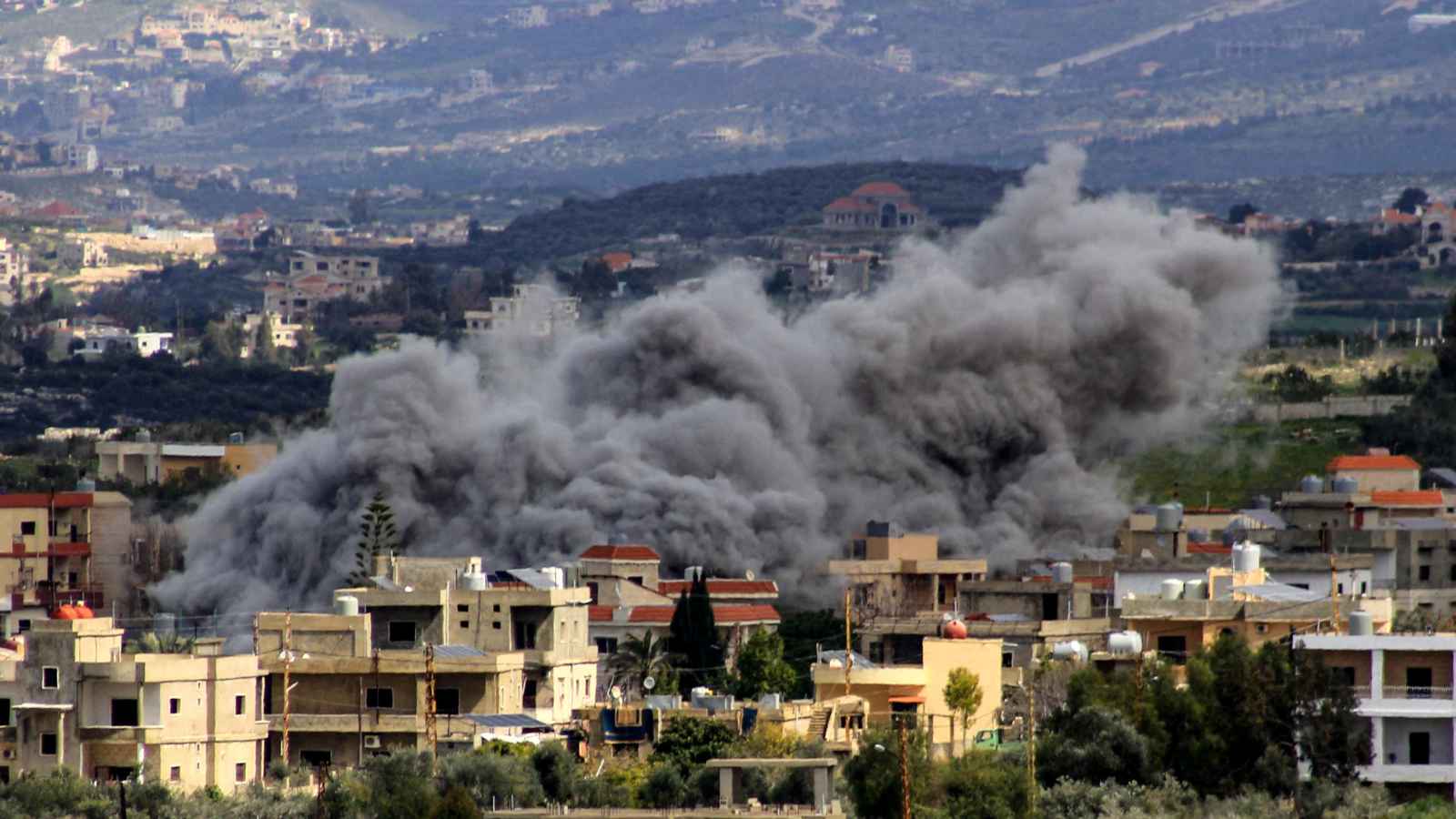 إسرائيل تقصف بالفوسفور قرى في النبطية جنوبي لبنان (فيديو)