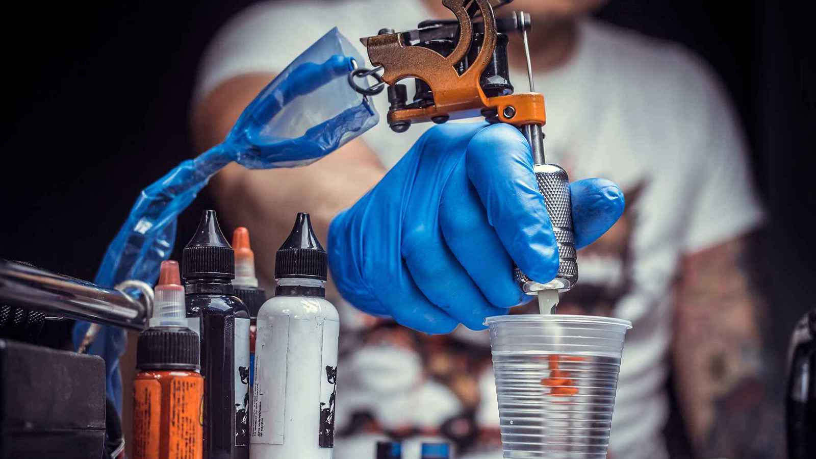 "عدوى بكتيرية".. تحذير طبي من خطورة أحبار الوشوم