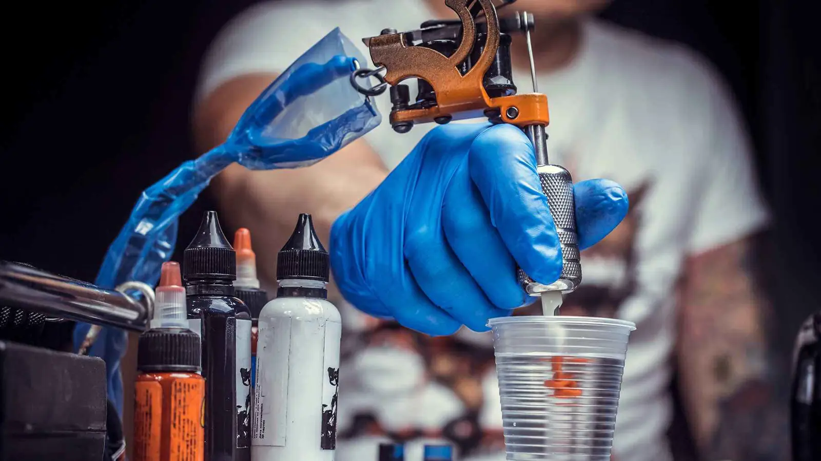 "عدوى بكتيرية".. تحذير طبي من خطورة أحبار الوشوم