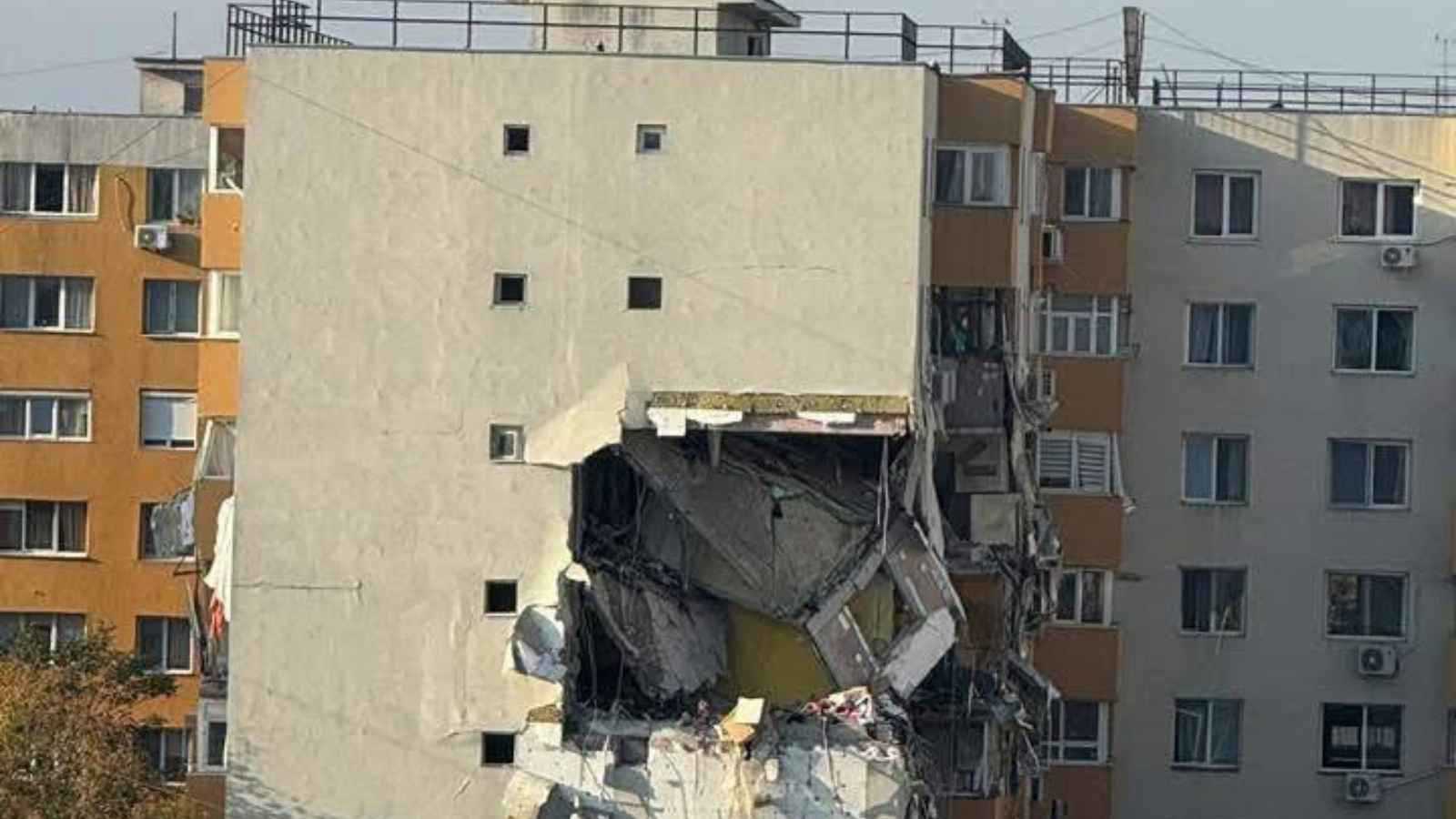 رومانيا.. مقتل 3 أشخاص وإصابة 13 في انفجار مبنى سكني (فيديو)