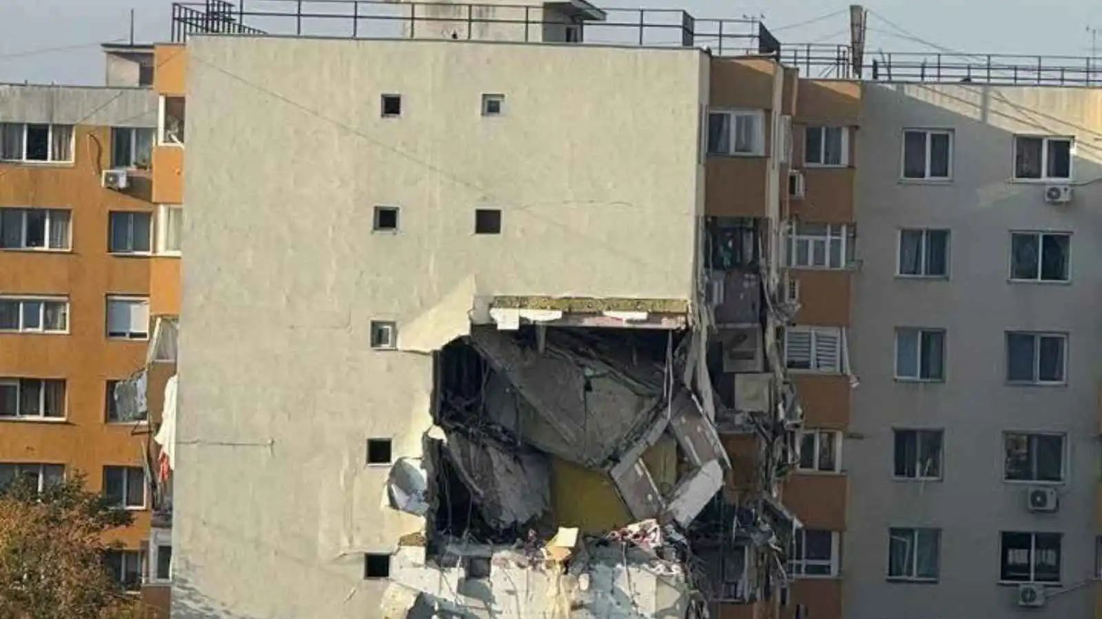 رومانيا.. مقتل 3 أشخاص وإصابة 13 في انفجار مبنى سكني (فيديو)