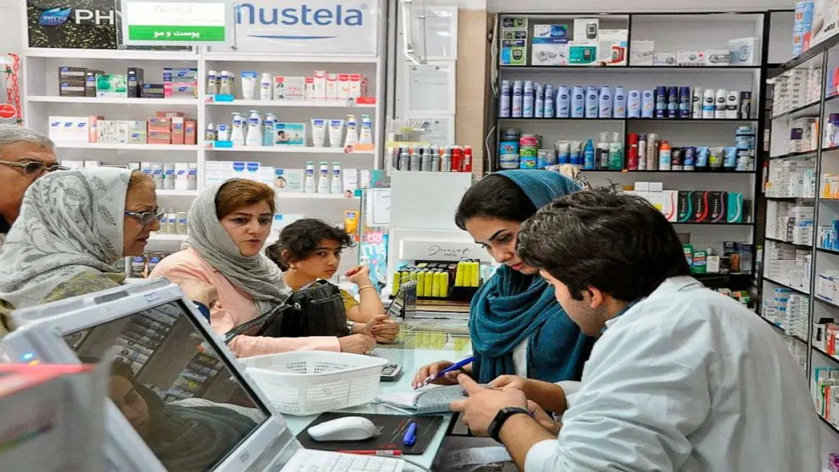 أزمة جديدة في إيران .. 50 % من صيدليات طهران على وشك الإفلاس
