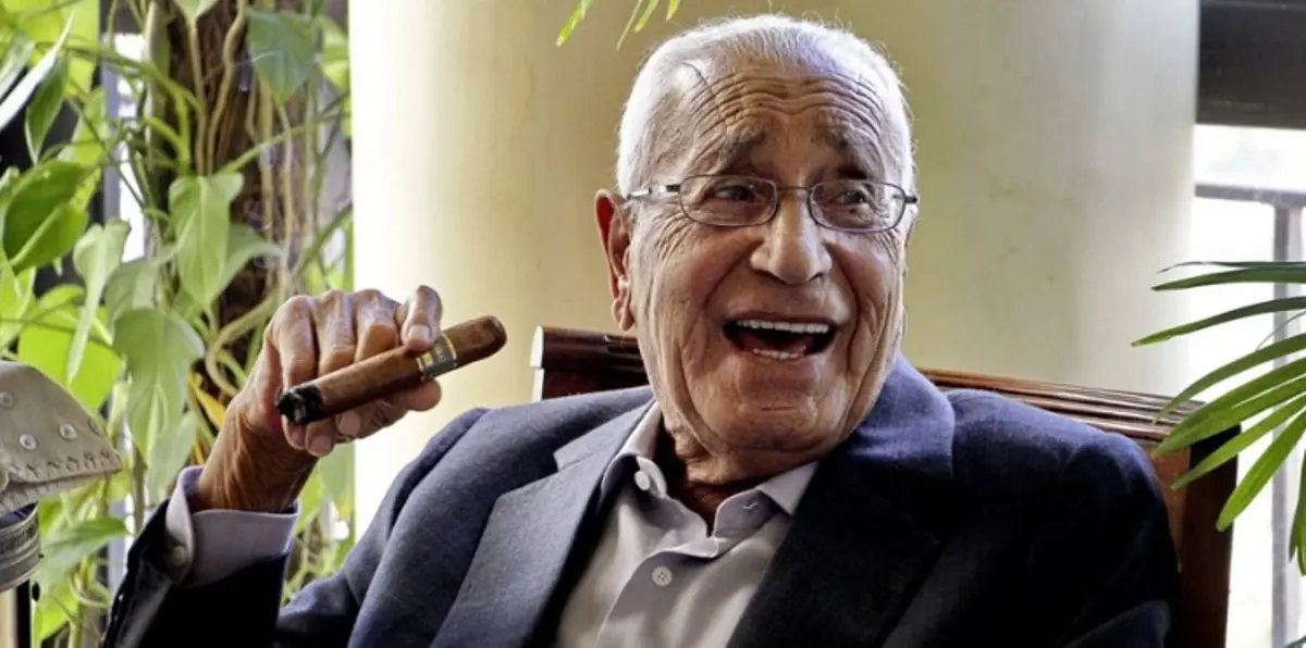 من يعتلي عرش صاحبة الجلالة؟