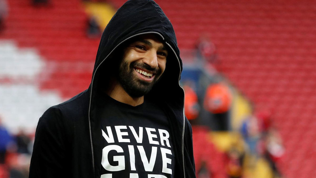 مباراة ليفربول ضد برشلونة.. محمد صلاح يدعم "الريدز" بقميص "لا تستسلم أبدًا" (صور)