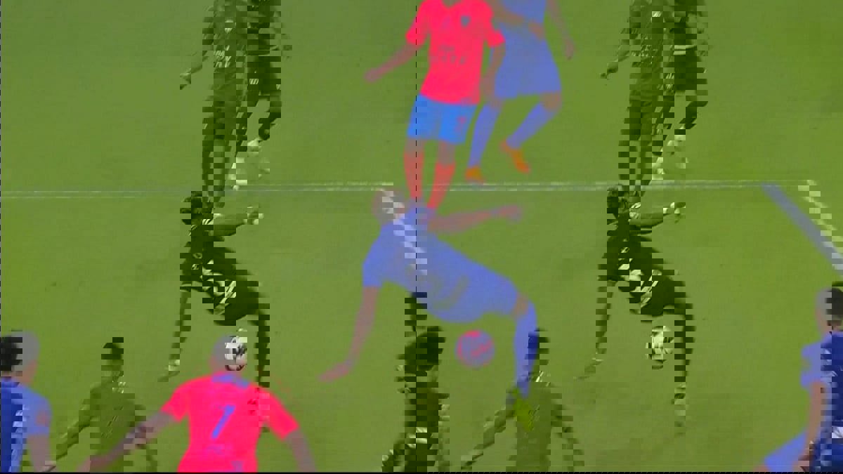 نايف هزازي يسخر من علي البليهي بعد هدف الفيحاء في الهلال