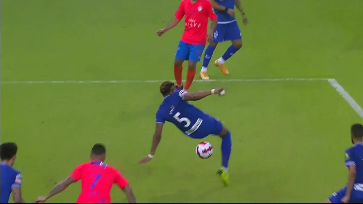 نايف هزازي يسخر من علي البليهي بعد هدف الفيحاء في الهلال