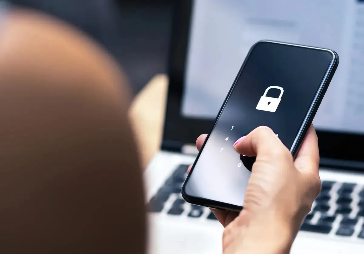 كيف يمكن للتطبيقات التجسس عليك والاستماع إلى محادثاتك؟