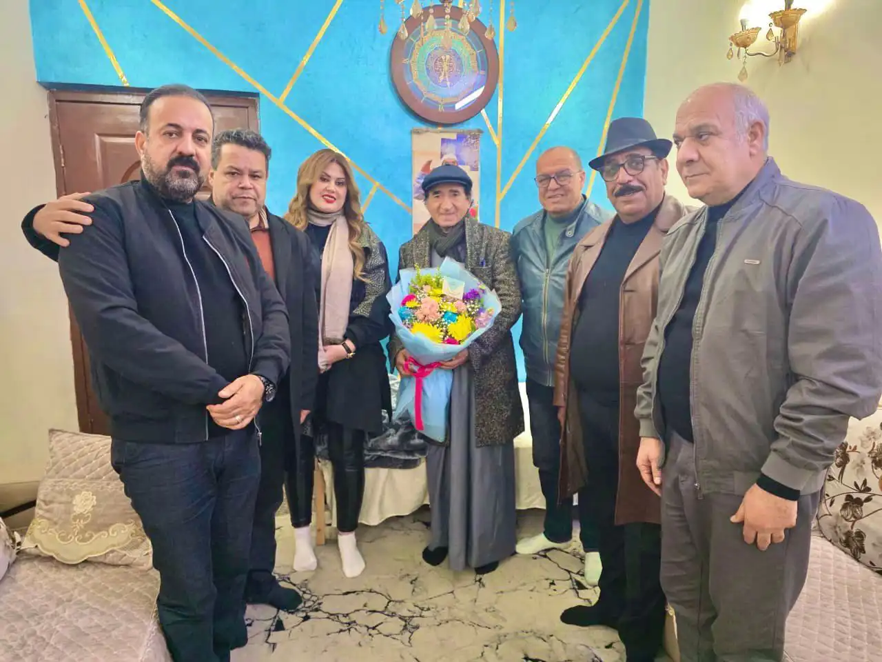 اثناء زيارة وفد من نقابة الفنانين العراقيين للفنان عزيز كريم