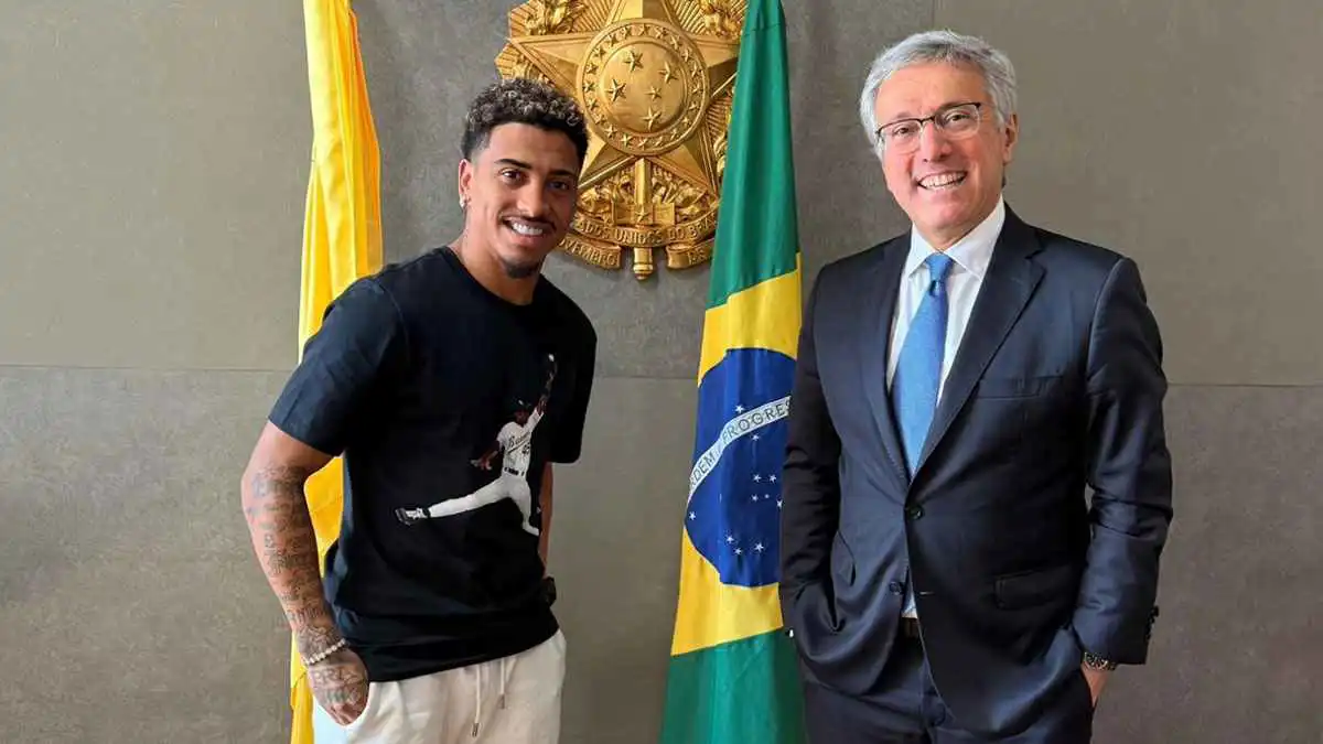 ما سر الظهور المفاجئ لخوان بيزيرا في السفارة البرازيلية؟