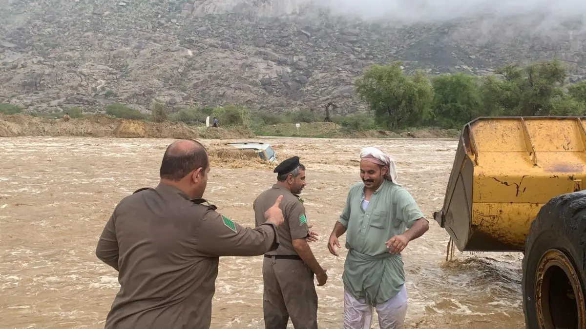 السعودية.. فقدان شخصين في عملية إنقاذ فاشلة لأشخاص احتجزهم سيل جارف 