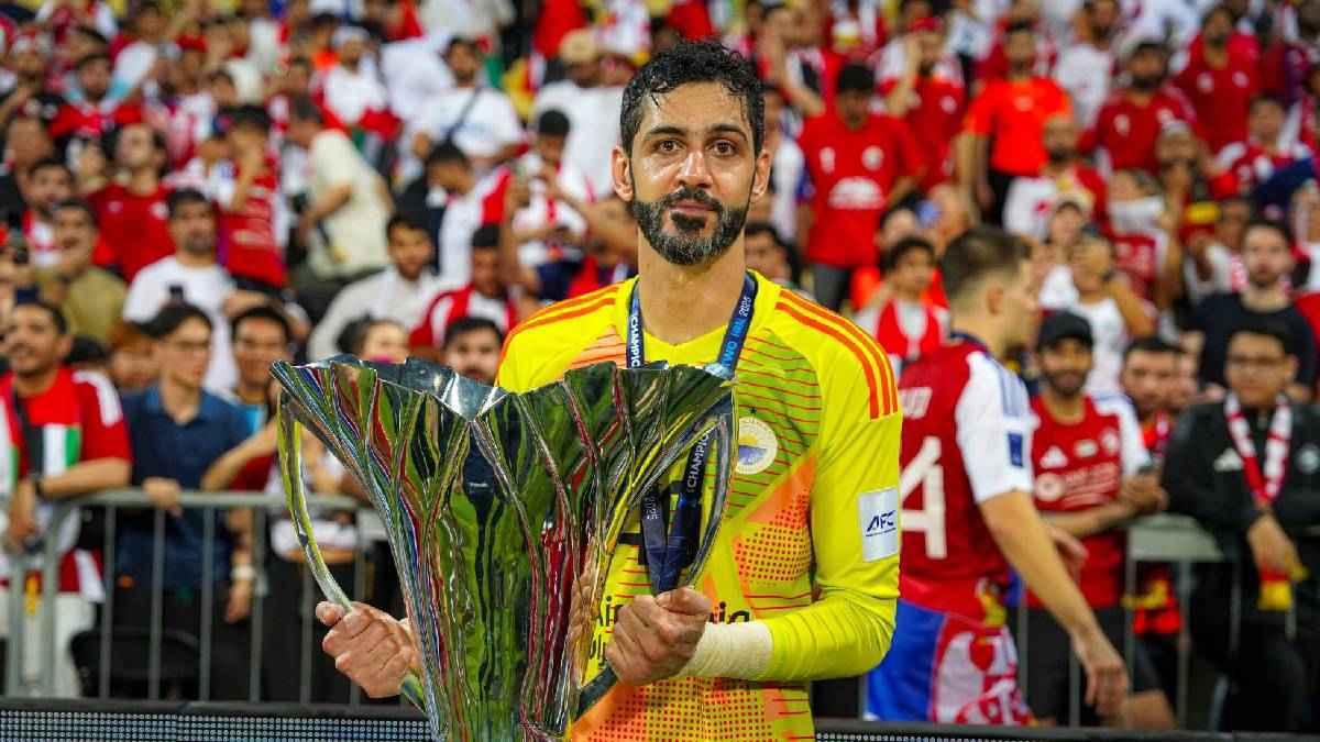 إصابة حارس الشارقة الإماراتي بقطع في الرباط الصليبي