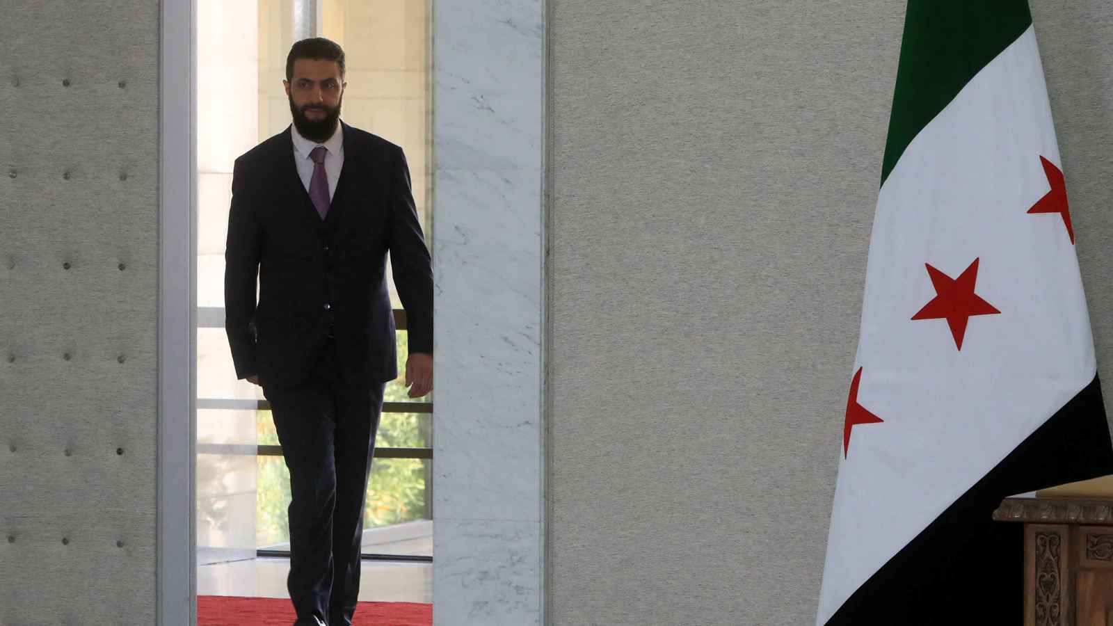 رغم التنازلات والتطمينات.. لماذا ترفض واشنطن الاعتراف بالإدارة السورية؟